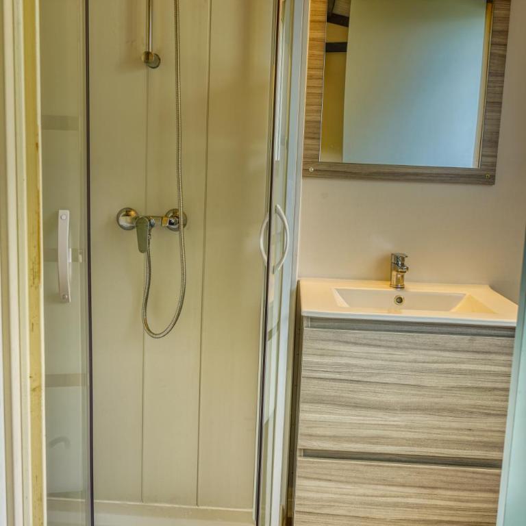Camping Resort Les Champs Blancs - Chalet Climatisé (5 Adultes) - 2