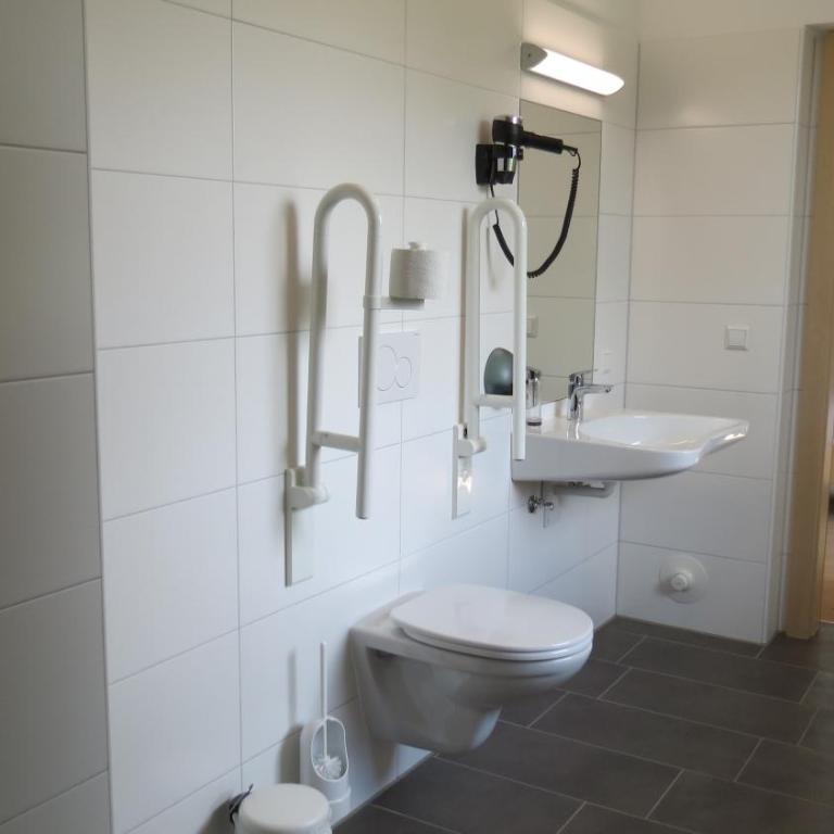 Gästehaus Eisenstrasse - Doppel-/Zweibettzimmer - barrierefrei - 8