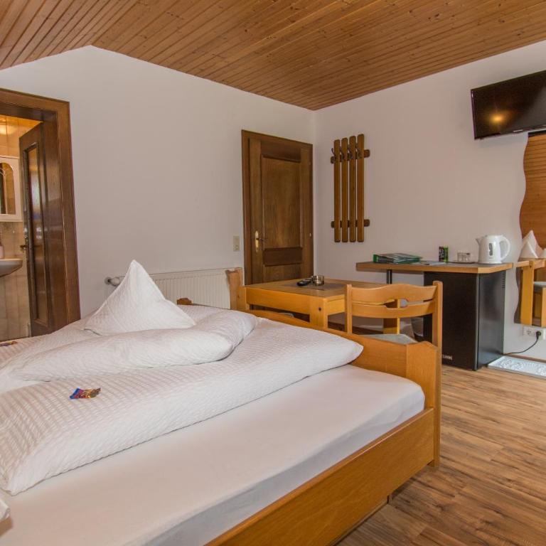 Haus Guggenberger - Doppelzimmer mit Balkon und Bergblick - 7