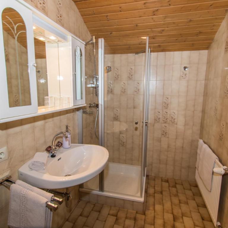 Haus Guggenberger - Doppelzimmer mit Balkon und Bergblick - 12