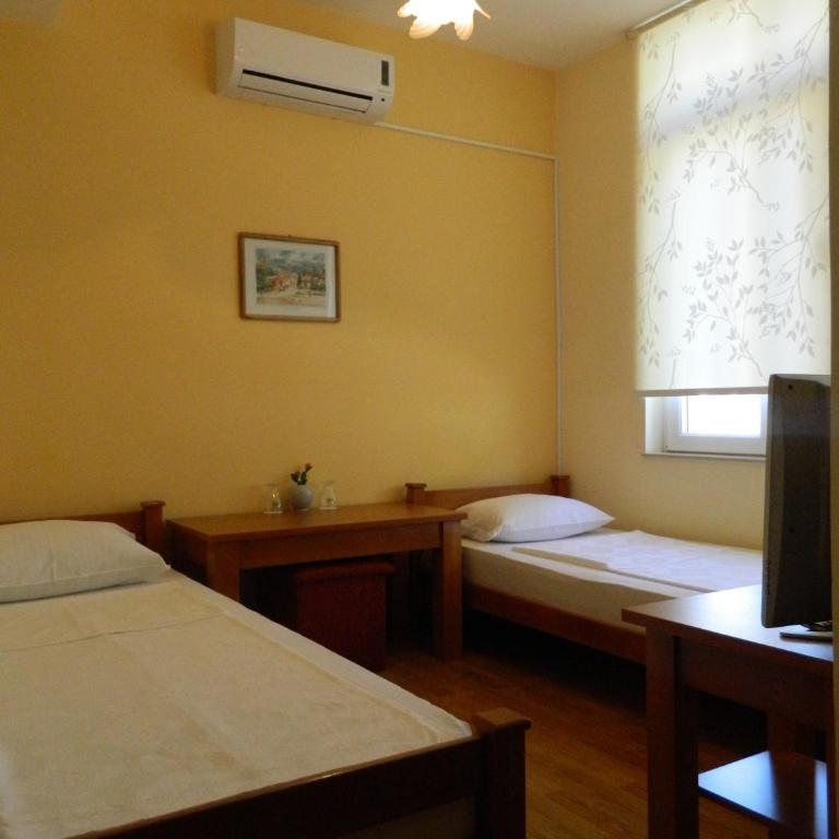 Pansion Centar - Dvokrevetna Soba sa Zasebnim Krevetima - 3
