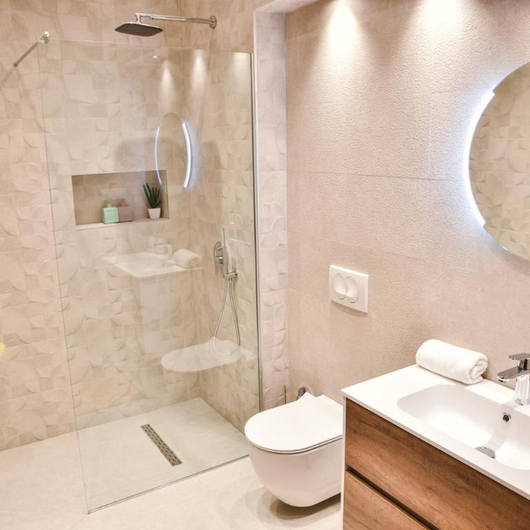 Pino Boutique Hotel - Deluks Dvokrevetna soba sa Bračnim Krevetom, Balkonom i Pogledom na More - 6