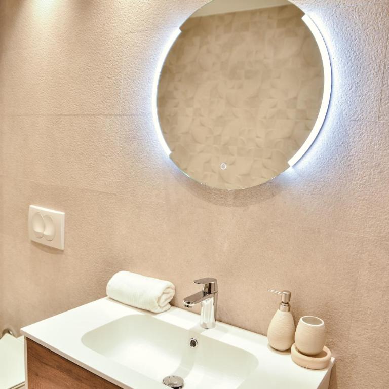 Pino Boutique Hotel - Deluks Dvokrevetna soba sa Bračnim Krevetom, Balkonom i Pogledom na More - 5