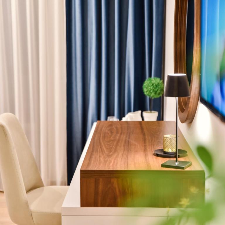 Pino Boutique Hotel - Deluks Dvokrevetna soba sa Bračnim Krevetom, Balkonom i Pogledom na More - 5