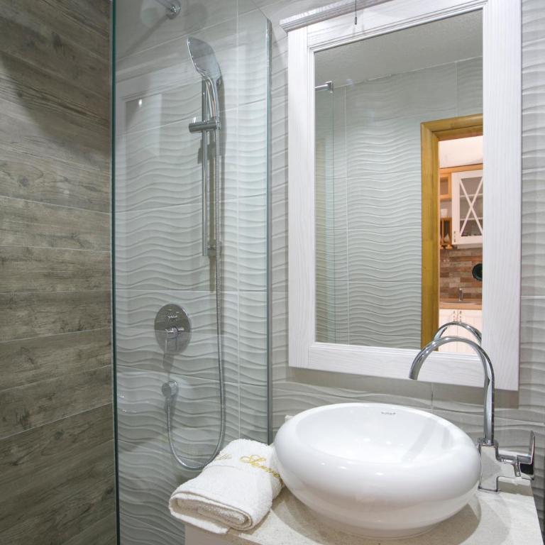 Apartments Villa Serventi - Studio with Patio and Sea View - 9