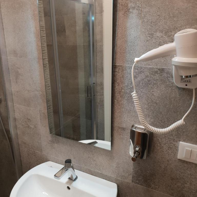 Glam Resort G H O S T E L - Camera Familiare Superior - 3