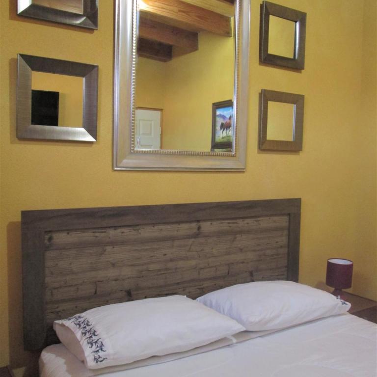 Casa TINY - Queen Room with Shared Bathroom - 4
