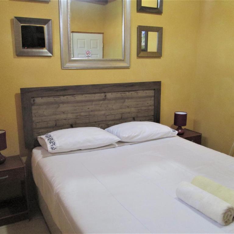 Casa TINY - Queen Room with Shared Bathroom - 1