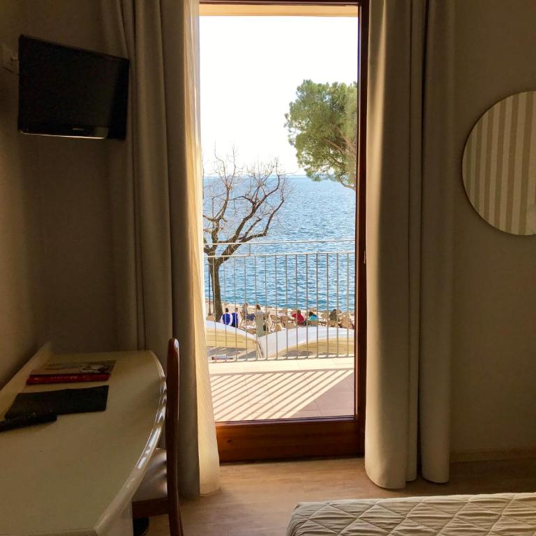 Hotel Roma - Camera Matrimoniale/Doppia con Letti Singoli con Vista Lago. - 4