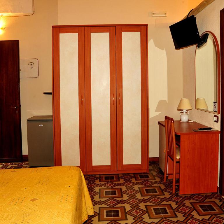 B&B Viaprimaldo Camere - Camera Matrimoniale/Doppia con Letti Singoli con Bagno Privato - 2