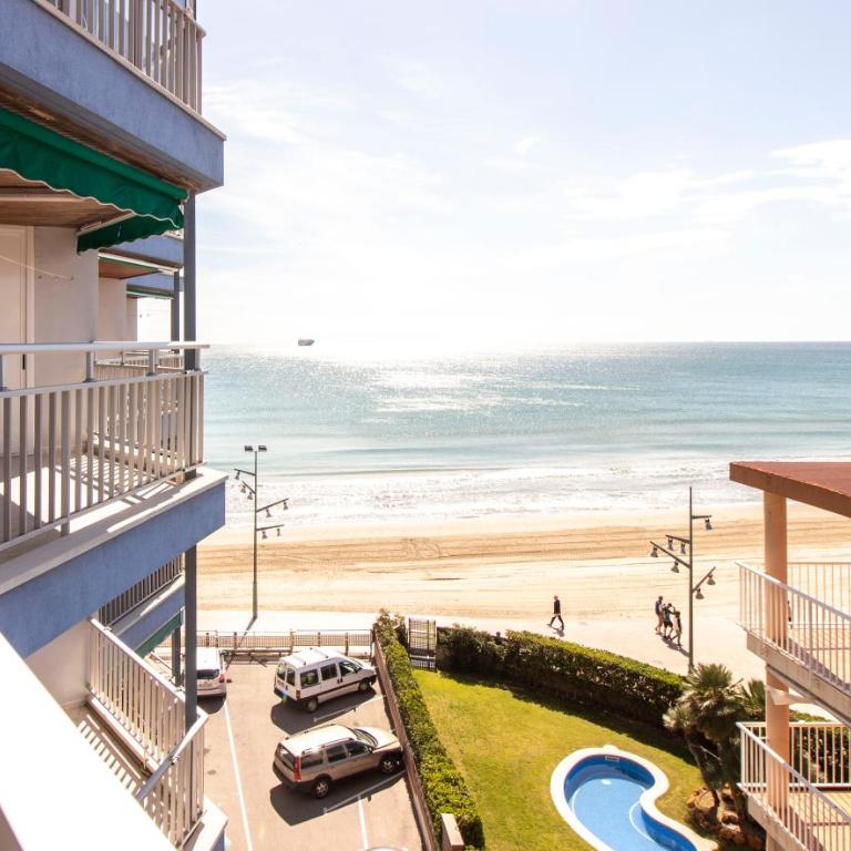 Homes&Go Bell Racó Confort III - Three-Bedroom Apartment - 1