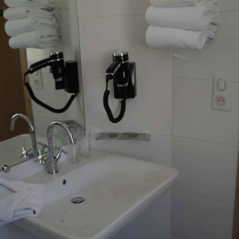 Logis hotel du Rhône - Chambre Lit King-Size avec Douche Accessible en Fauteuil Roulant - Adaptée aux Personnes à Mobilité Réduite - 3
