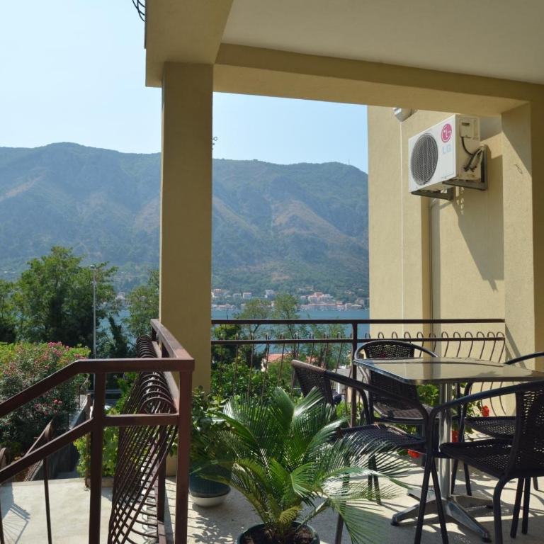 Apartments Kordić - One-Bedroom Apartment with Balcony and Sea View - 1