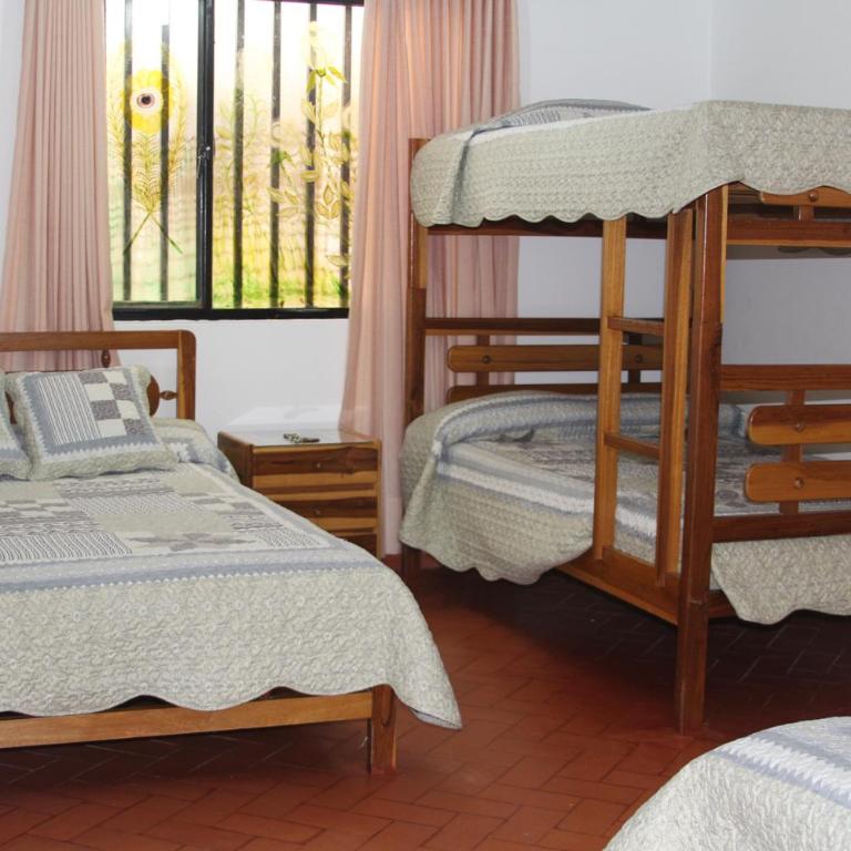 Hospedaje El Mirador - Quadruple Room with Private Bathroom - 1