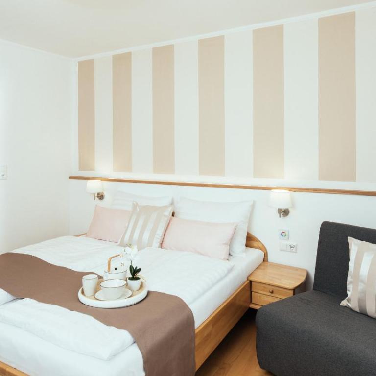 Pension Auszeit Velden - Deluxe Doppelzimmer mit Balkon - 12
