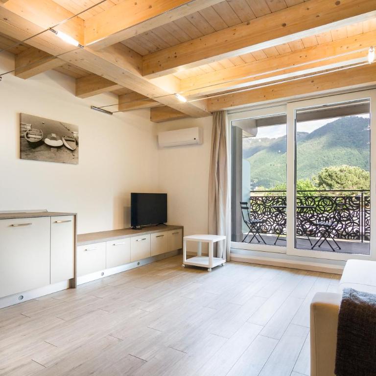 Lake Home Holiday - Studio with Terrace - 5