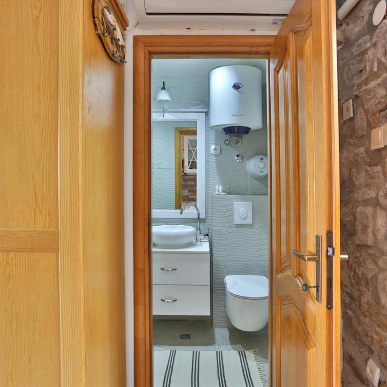 Apartments Villa Serventi - Studio with Patio and Sea View - 13
