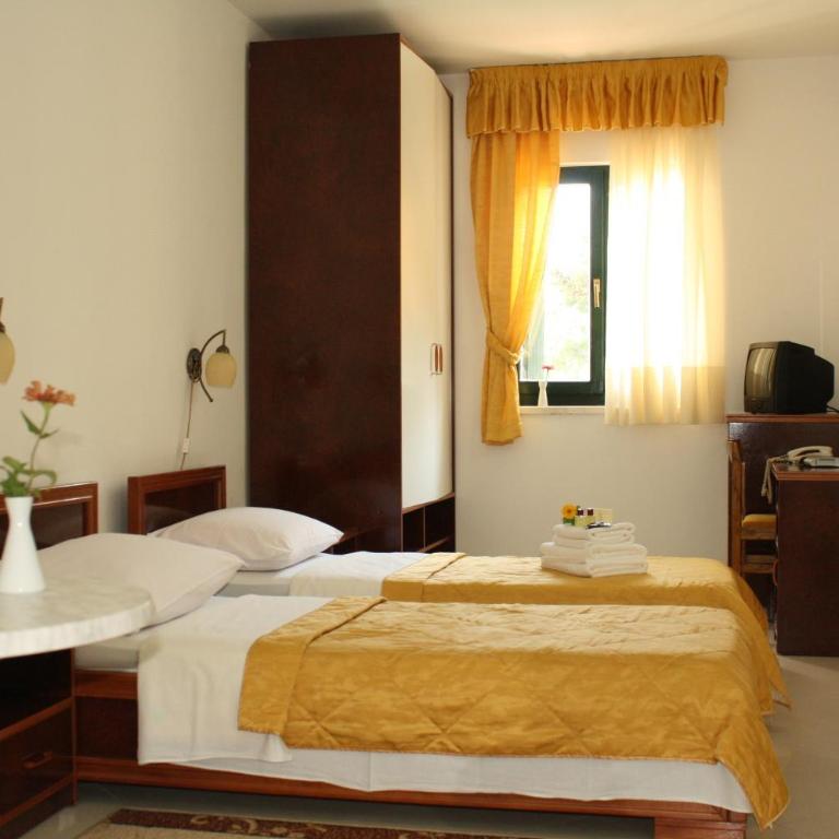Hotel Danica - Dvokrevetna Soba sa Bračnim Krevetom i Balkonom (2 Odrasle Osobe + 1 Dete) - 2