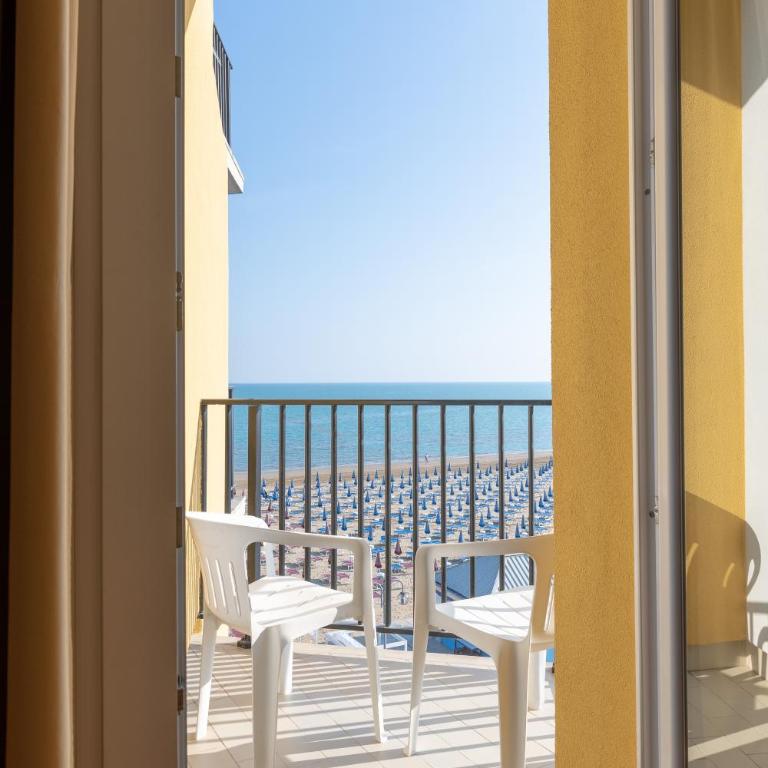 Hotel Mondial - Camera Tripla con Vista Mare Parziale - 2