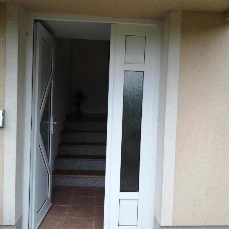 River Bank Apartments & Castle view - Three-Bedroom Apartment - 9