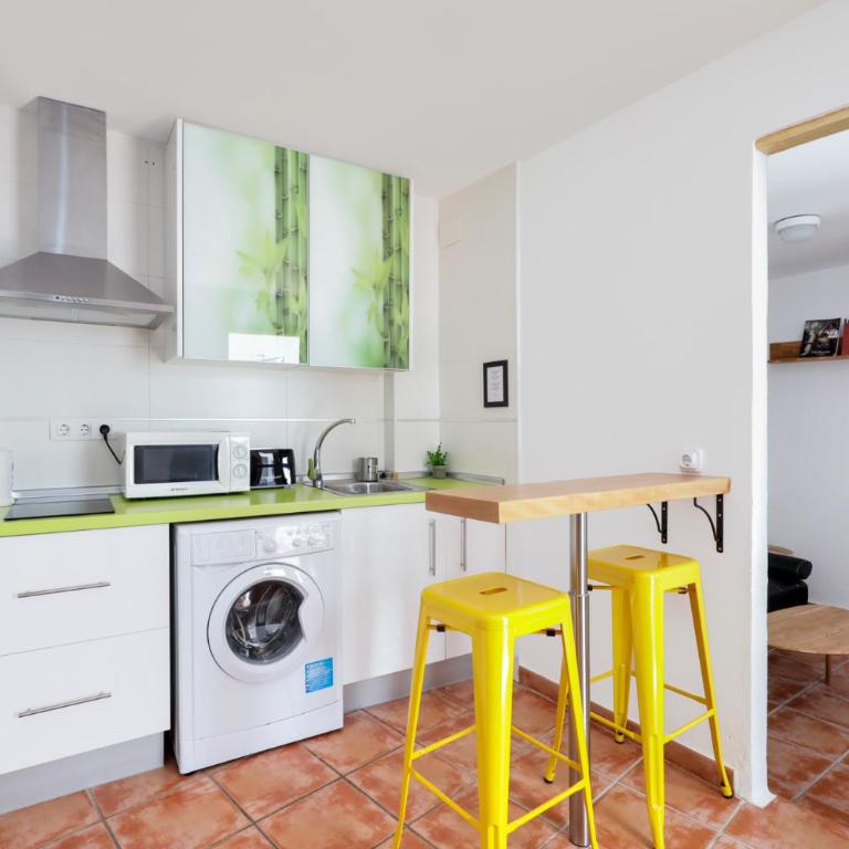 Urban Suites Granada - Apartment with Balcony - 7