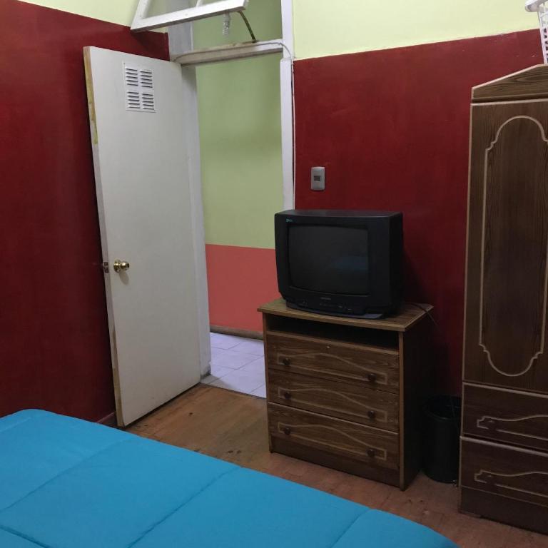 Hostal Tricontinental - Habitación Doble Estándar con baño compartido - 4