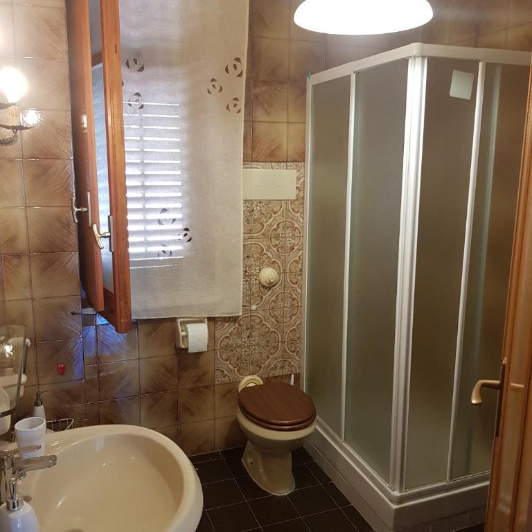 Villa del Golfo Urio with swimming pool shared by the two apartments it is essential to have a car - Villa mit Meerblick - 14