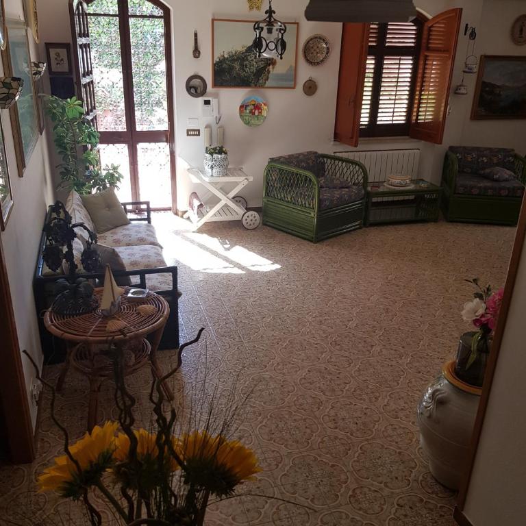 Villa del Golfo Urio with swimming pool shared by the two apartments it is essential to have a car - Villa mit Poolblick - 7