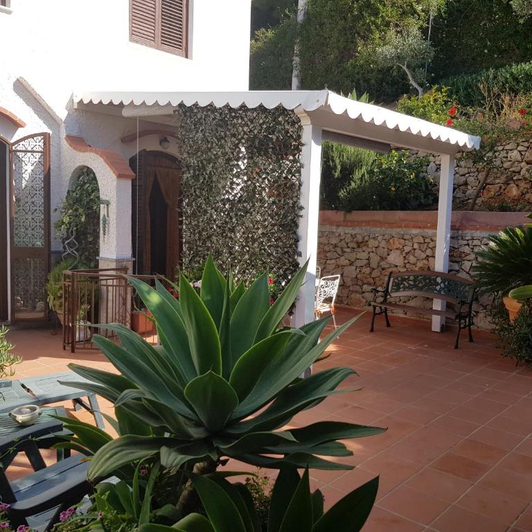 Villa del Golfo Urio with swimming pool shared by the two apartments it is essential to have a car - Villa mit Poolblick - 13