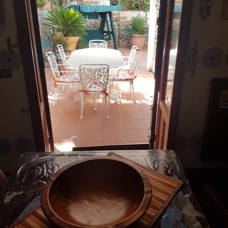 Villa del Golfo Urio with swimming pool shared by the two apartments it is essential to have a car - Villa mit Poolblick - 16