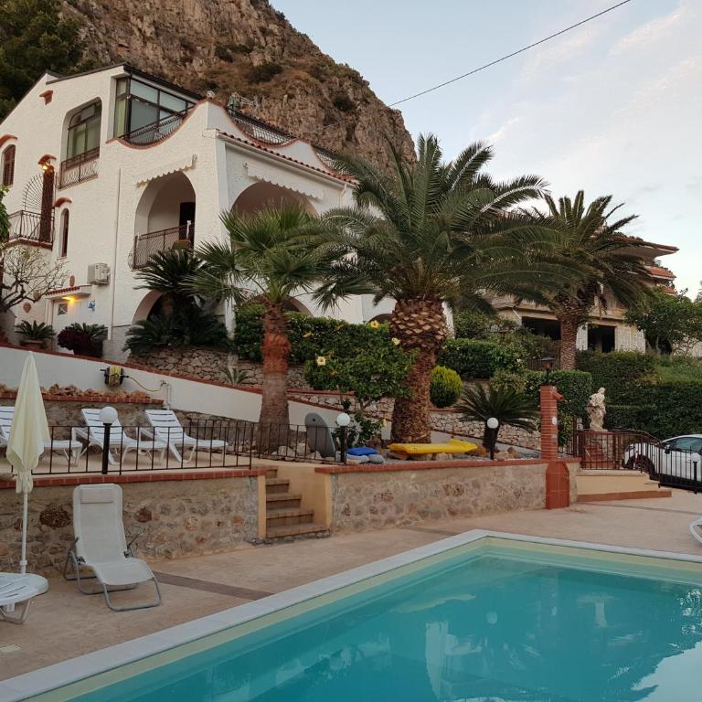 Villa del Golfo Urio with swimming pool shared by the two apartments it is essential to have a car - Villa mit Poolblick - 40