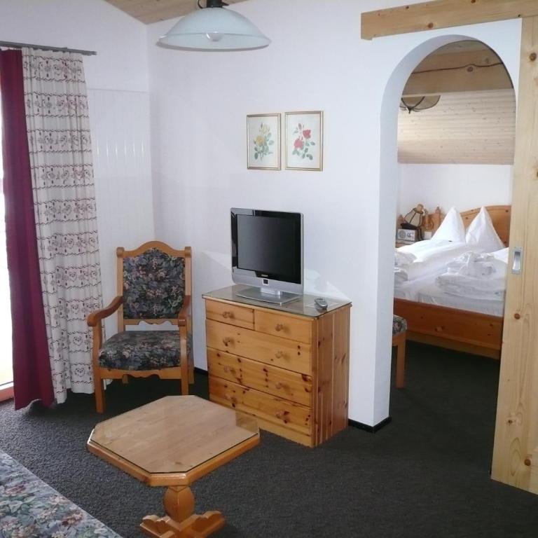 Hotel Cresta - Superior Doppel- oder Zweibettzimmer - 3