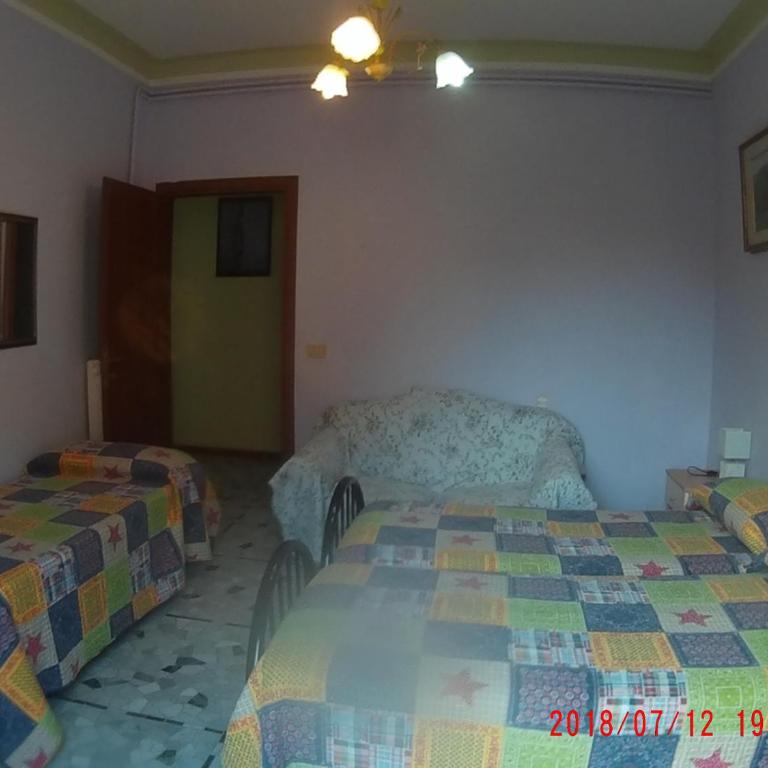 The Caponi Bros - Camera Matrimoniale con Letto Supplementare e Bagno in Comune - 4