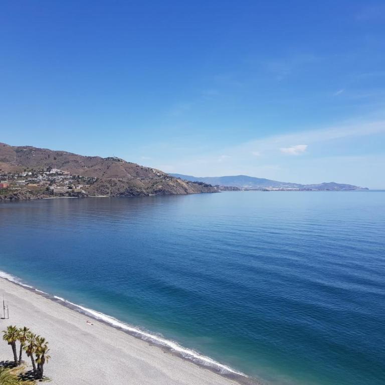 Ático en Almuñecar. Primera línea de playa con vistas espectaculares - Apartamento con vistas al mar - 1