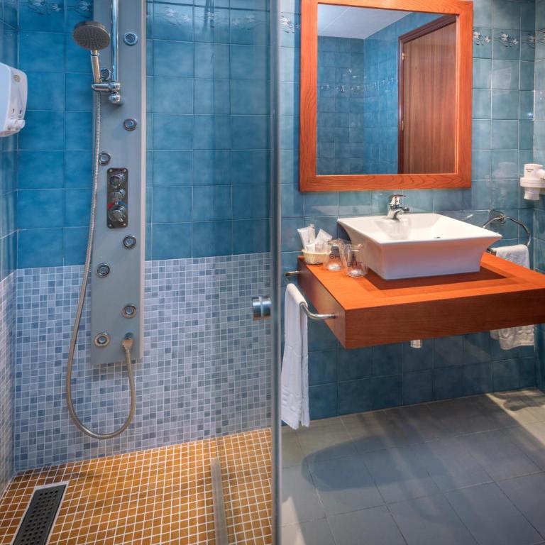 Hotel GHT Neptuno-Tossa & Venus SPA - Habitación Doble con balcón - 1 o 2 camas - 5
