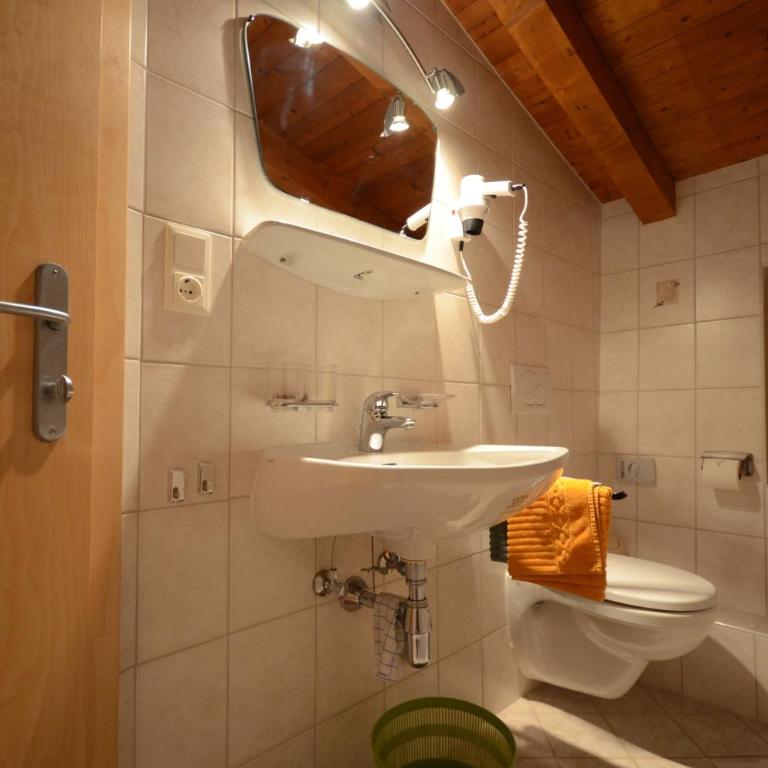 Landhaus Hofer - Doppelzimmer mit Balkon - 3