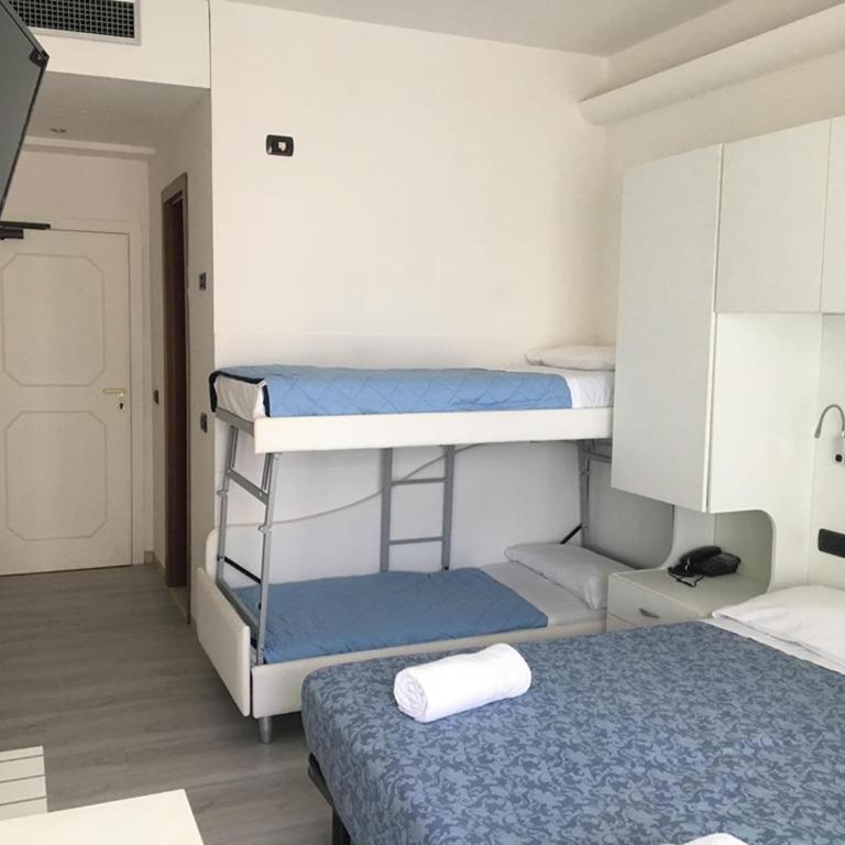 Hotel Saint Tropez - Triple Room - 8