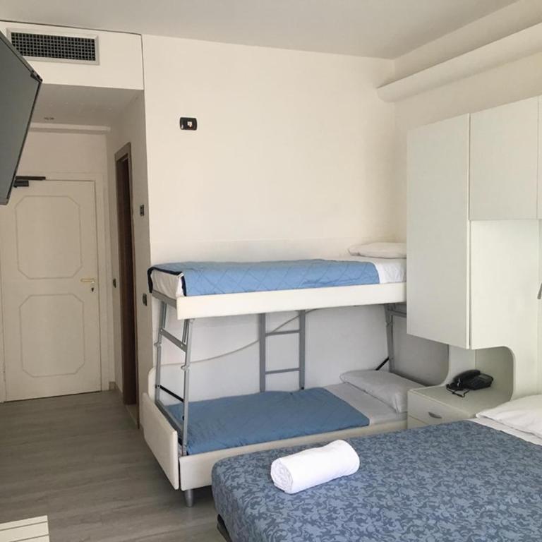Hotel Saint Tropez - Triple Room - 4