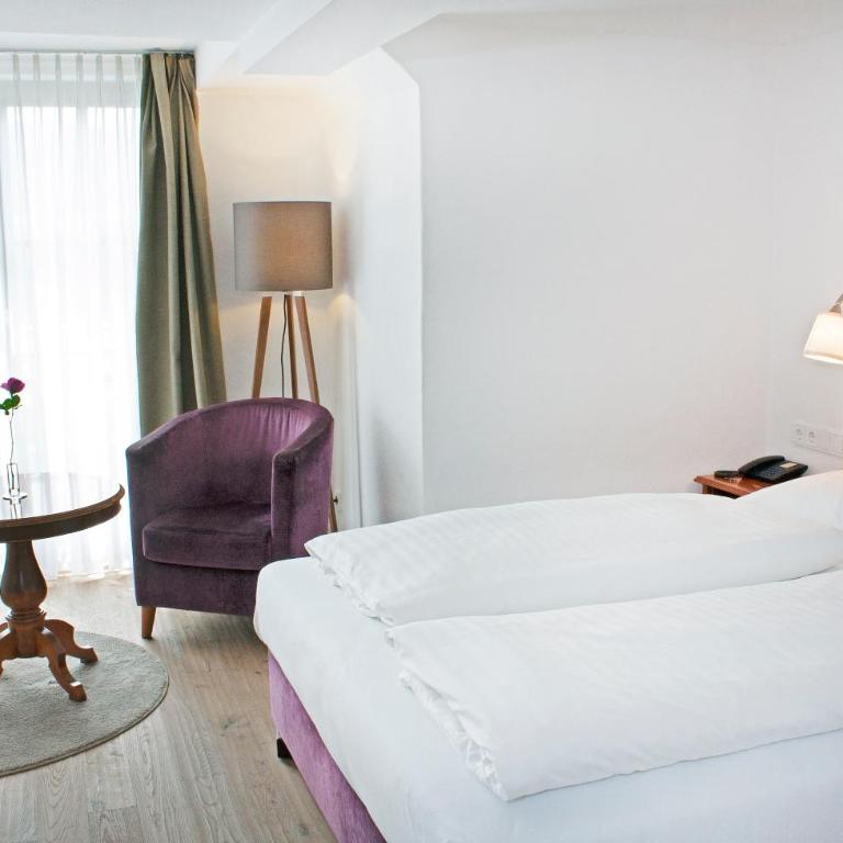 Hotel Bayerischer Hof - Doppelzimmer mit Queensize-Bett - 1,60 m breit (hauptsächlich Nebengebäude) - 2