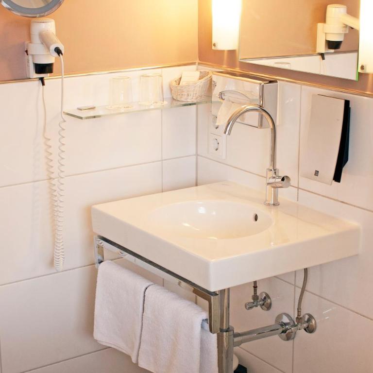 Hotel Bayerischer Hof - Doppelzimmer mit Queensize-Bett - 1,60 m breit (hauptsächlich Nebengebäude) - 6