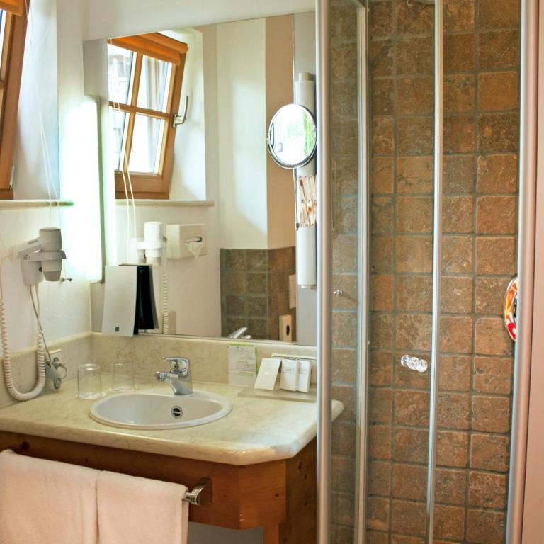 Hotel Bayerischer Hof - Doppelzimmer mit Queensize-Bett - 1,60 m breit (hauptsächlich Nebengebäude) - 10