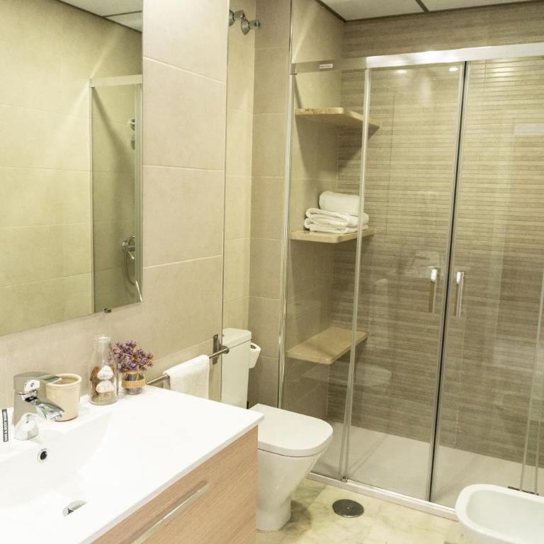 Muy Céntrico Apto. En típico Patio Sevillano - One-Bedroom Apartment - 10