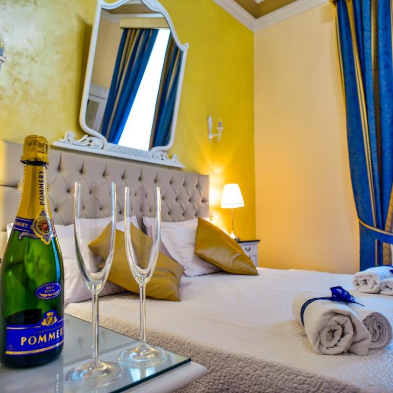 Palazzo degli Affreschi - Budget Double Room - 5