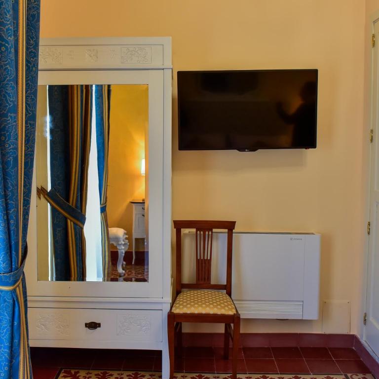 Palazzo degli Affreschi - Budget Double Room - 9