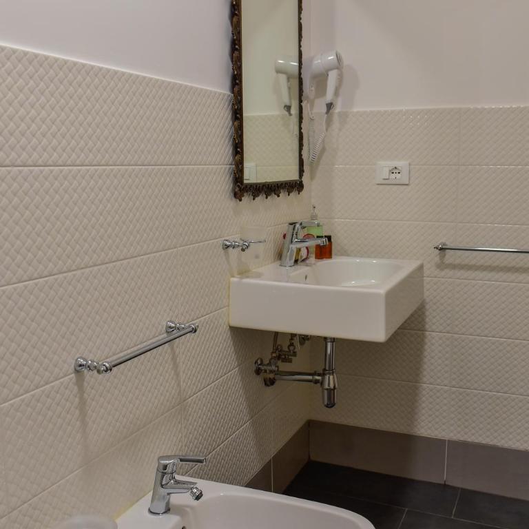 Palazzo degli Affreschi - Budget Double Room - 14