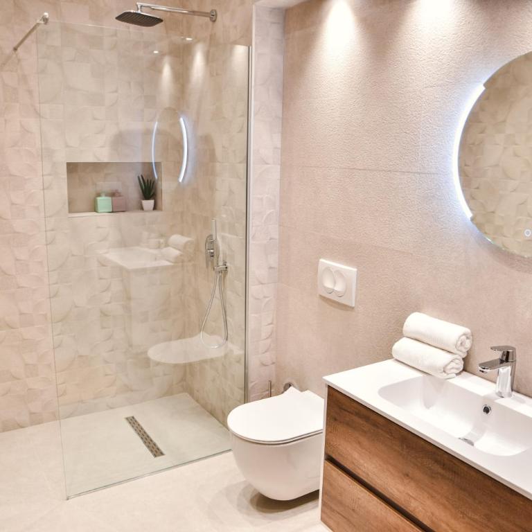 Pino Boutique Hotel - Deluks Dvokrevetna soba sa Bračnim Krevetom, Balkonom i Pogledom na More - 2