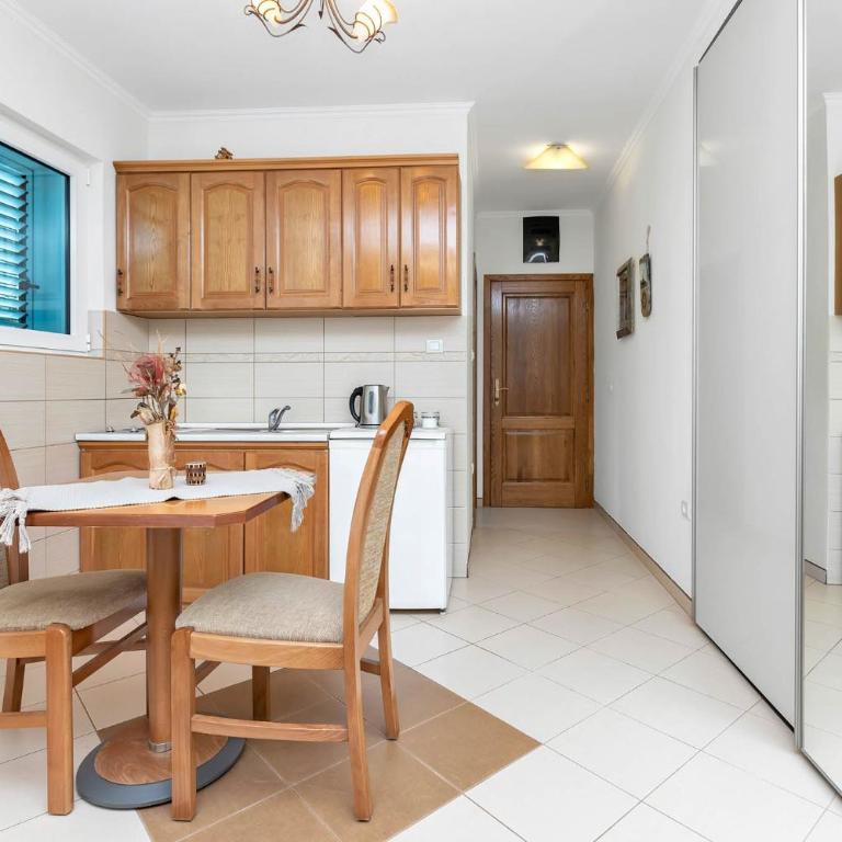 Apartments Jovanovic - Studio Apartment with Sea View - 13