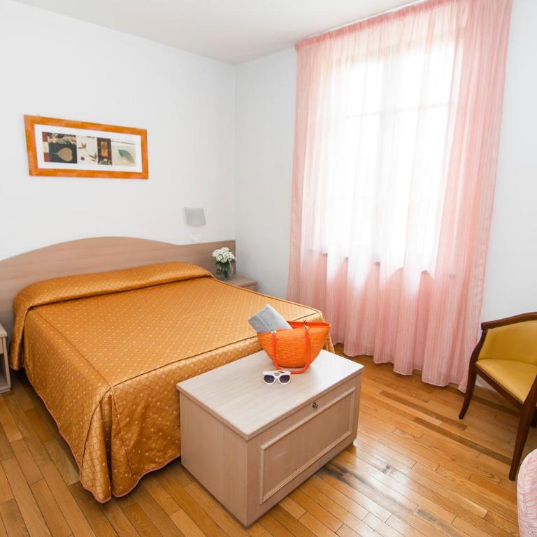 Hotel La Colonna - Camera Matrimoniale con Vista Strada - 8
