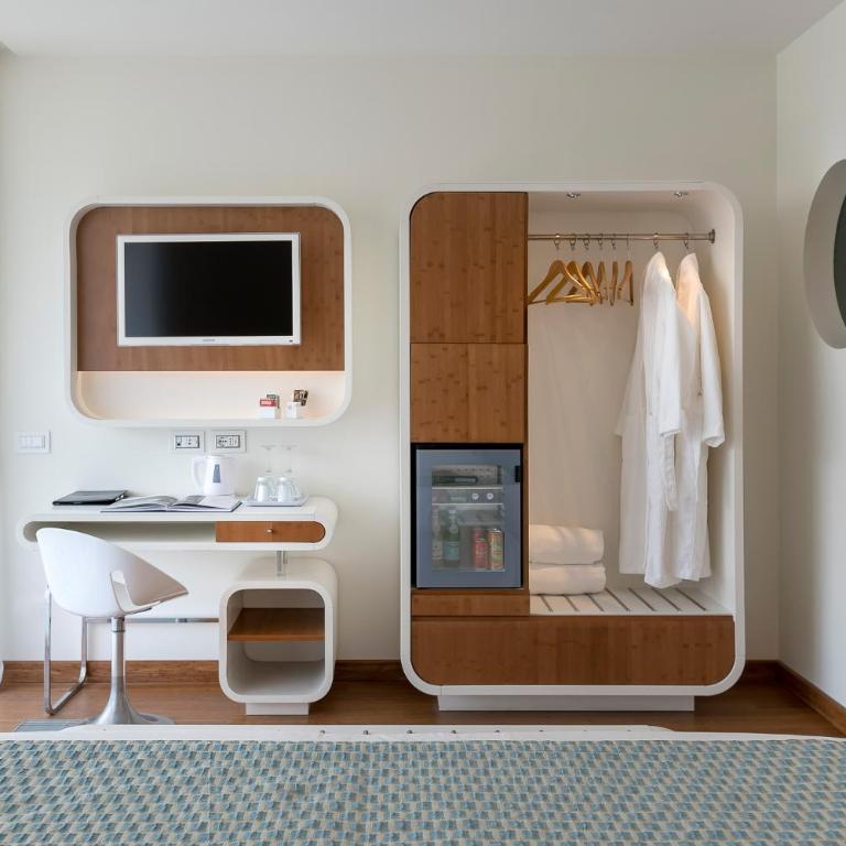 T-Suite Hotel - Superior Double Room with Partial Sea View - 5