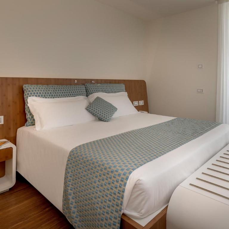 T-Suite Hotel - Superior Double Room with Partial Sea View - 1